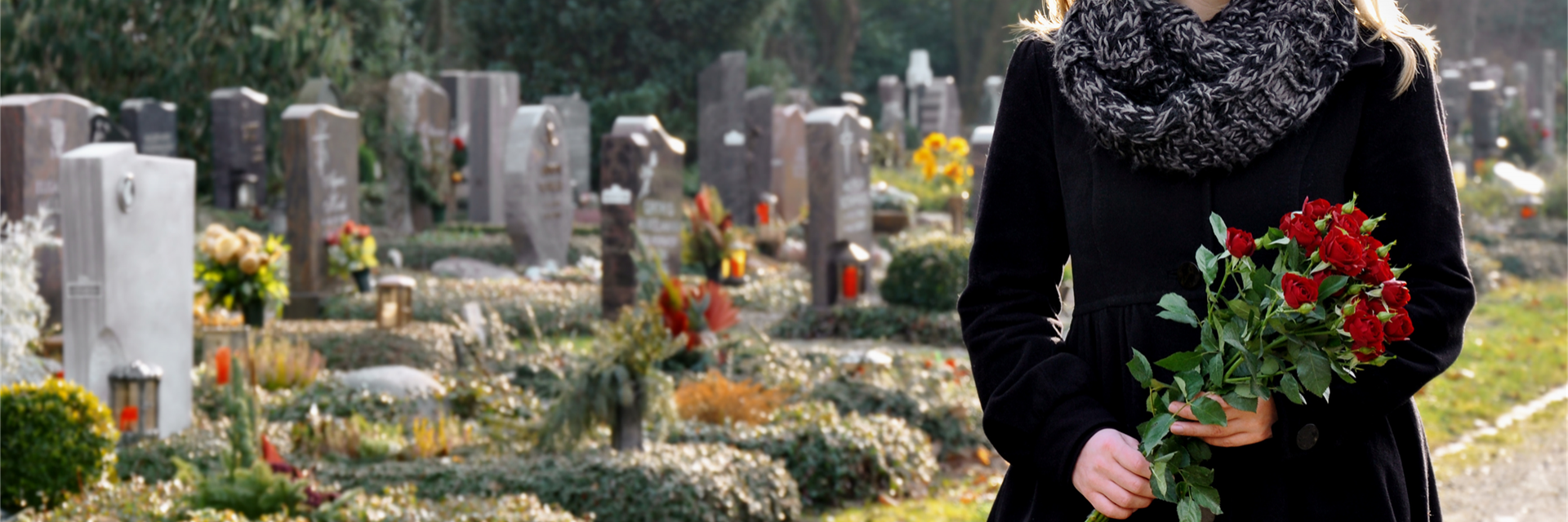 Frau auf Friedhof